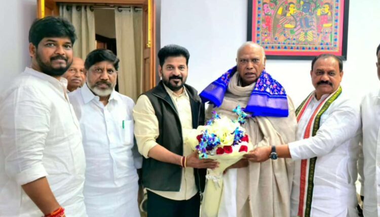 Revanth Reddy meets Kharge