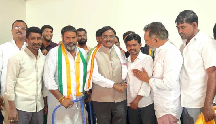 Congress gaining ground in rural Telangana: Vivek
