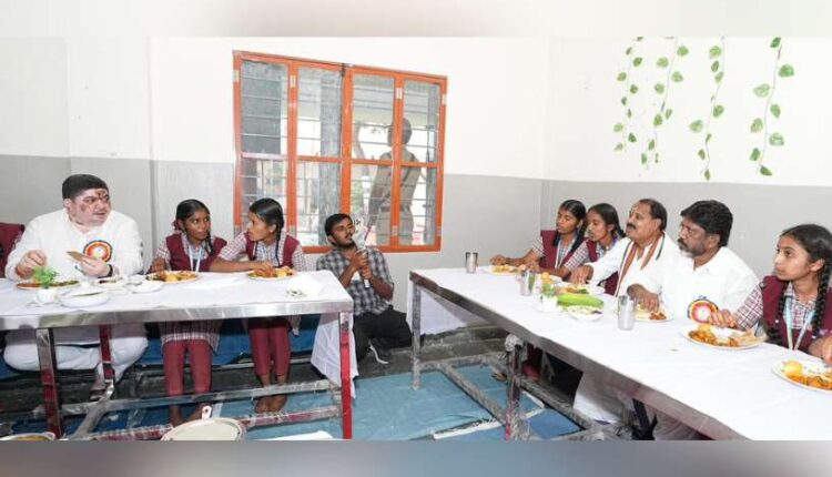 Bhatti Ponnam inspect school