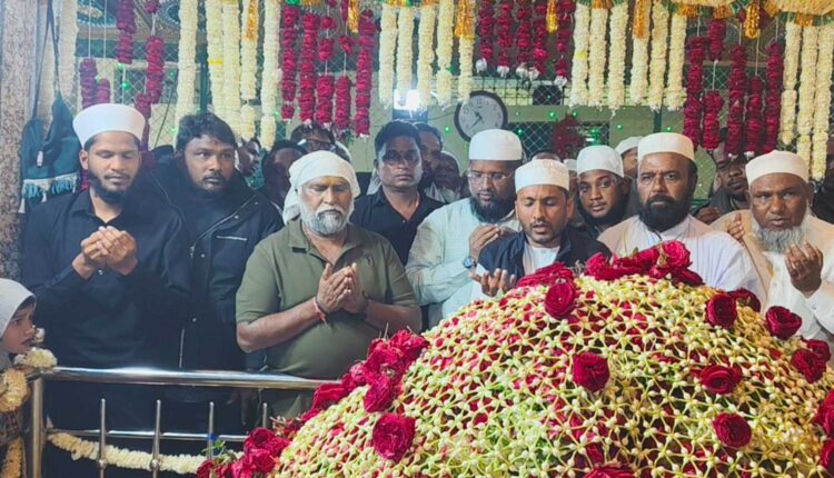 Jagga Reddy visits Fateh Khan dargah urs in Sangareddy