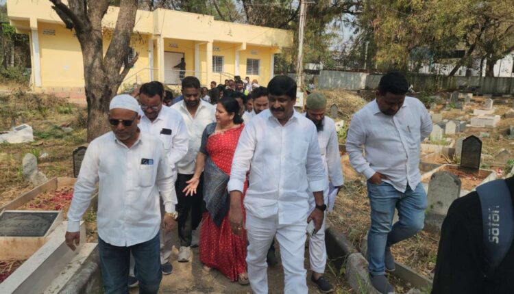 Deputy Mayor inspects OU Muslim graveyard