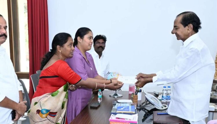 KCR supports Kusuma Jagadish family