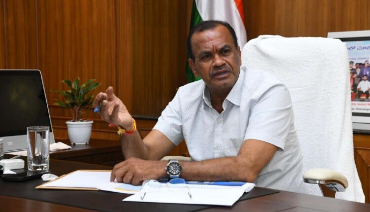 Komatireddy supports woman sarpanch