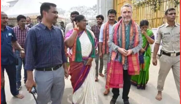 Minister Seethakka Medaram prayers