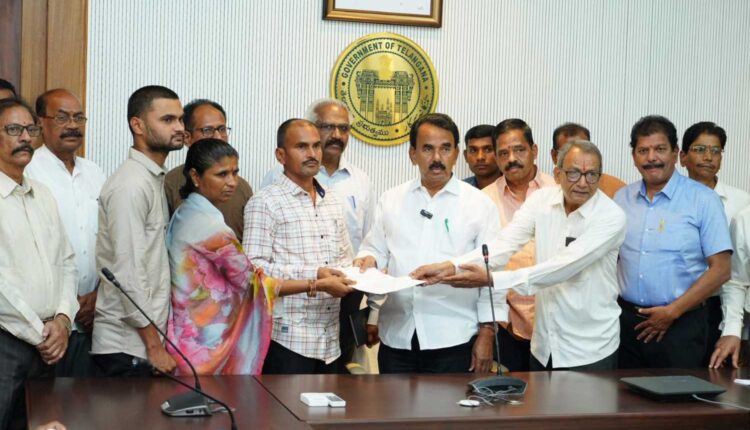 Soumya family donation by retired Excise staff