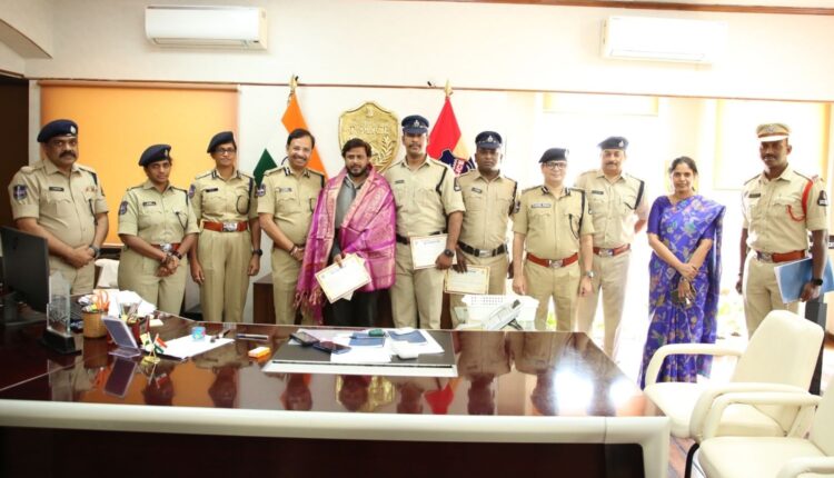 Sajjanar honours youth for rescuing girl