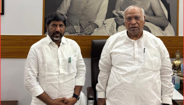 Bhatti Vikramarka meets Kharge in Delhi