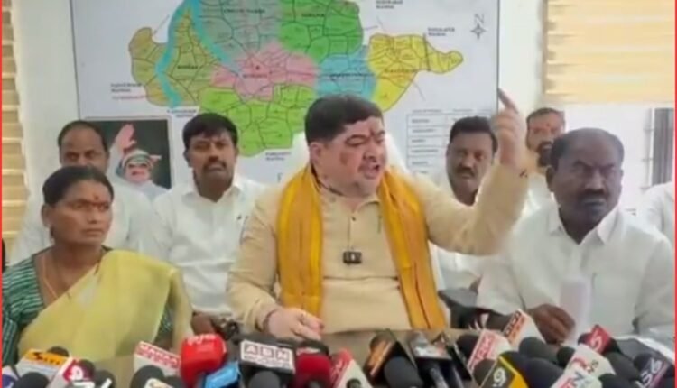 Pawan Kalyan apology demanded by Ponnam