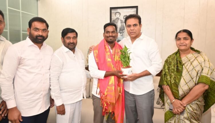 KTR honours Tulasi Reddy Everest achievement