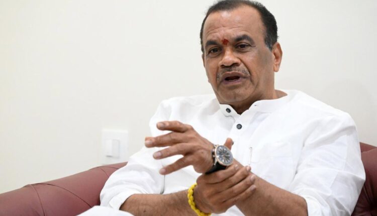 Komatireddy launches ₹338 crore HAM road projects