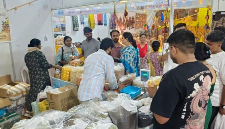 Saras fair sales reach Rs.30 lakh in four days
